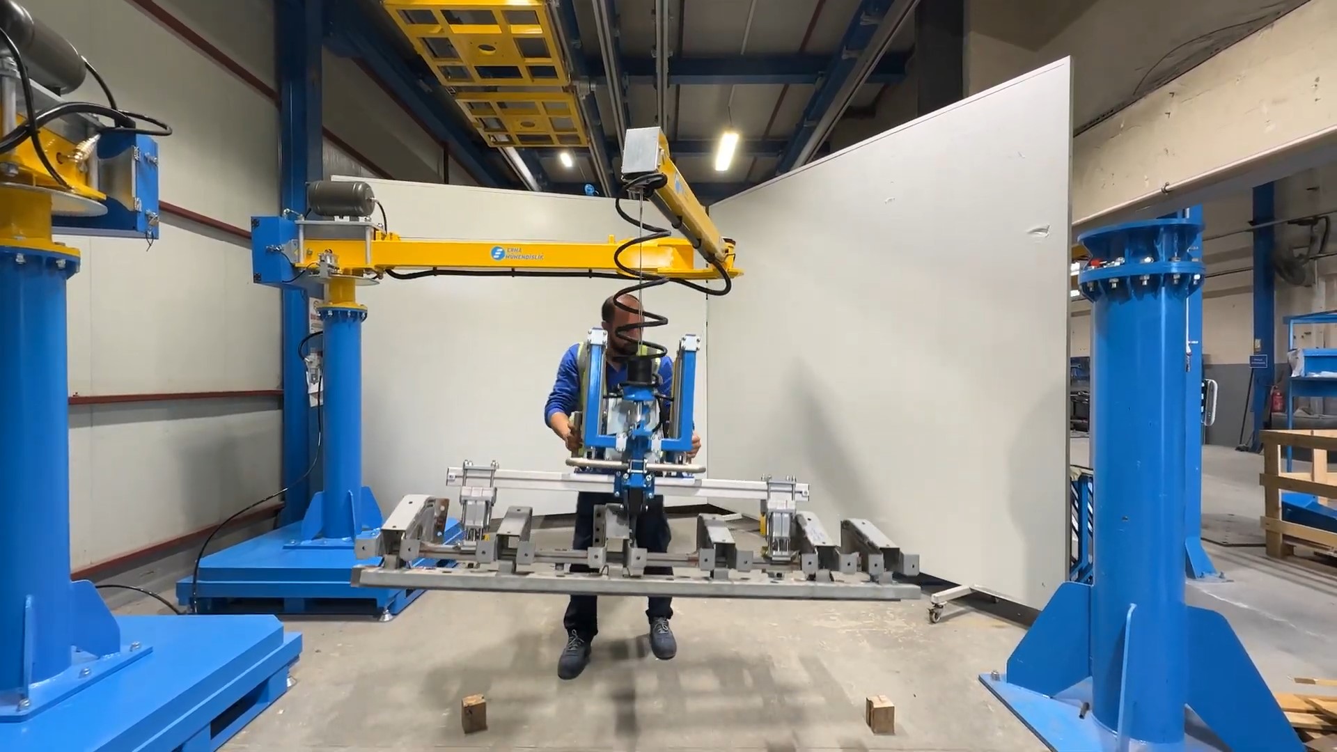 Her Robot Hattının Yanında Bir Manipülatör Vardır